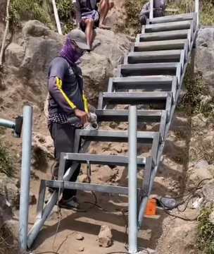 Pemasangan tangga besi Gunung Rinjani. (Instagram @rinjani_awesome)